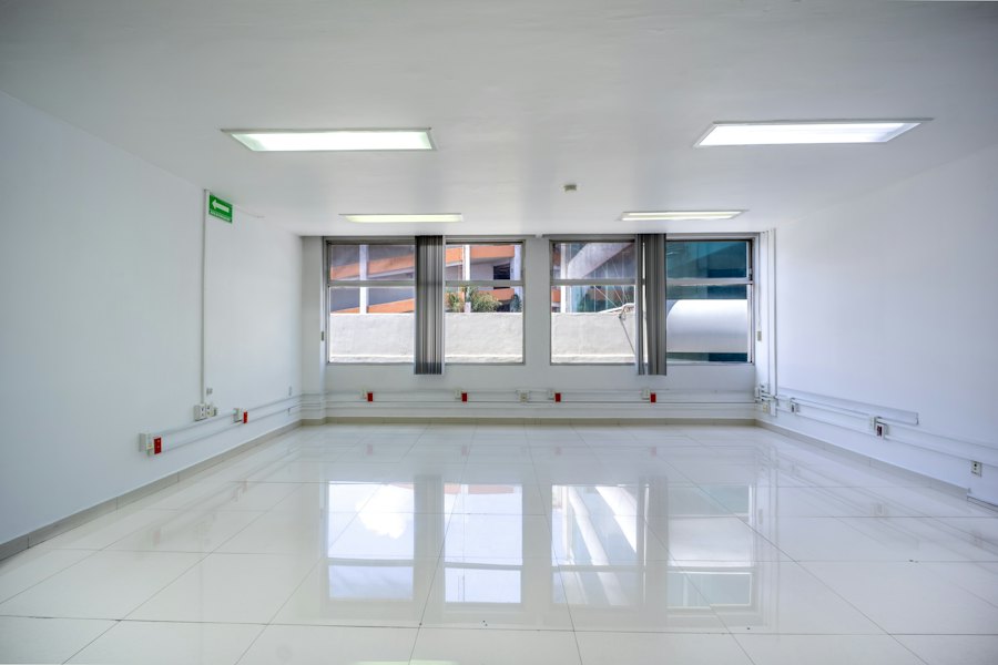 Leerer Raum mit quadratischen LED-Panels in der Decke