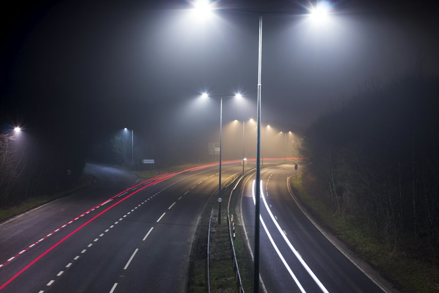 Straßenbeleuchtung entlang einer Straße bei Nacht