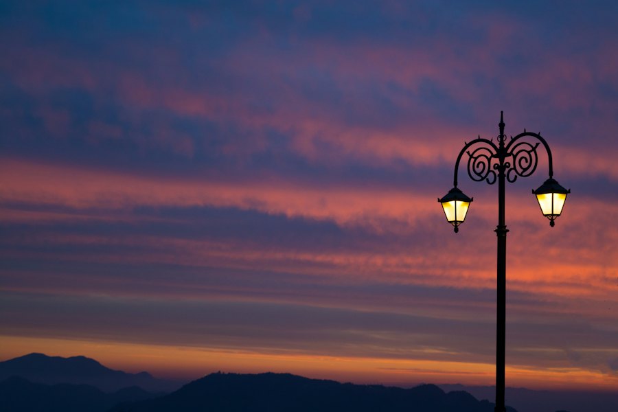 Klassischer Laternenmast bei Sonnenuntergang