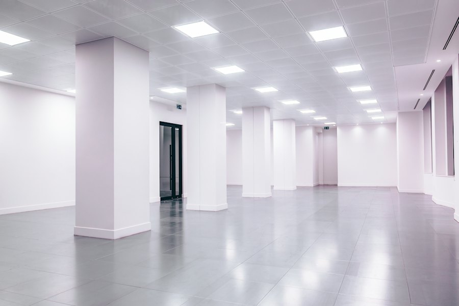 Raum mit quadratischen LED-Panels in der Systemdecke