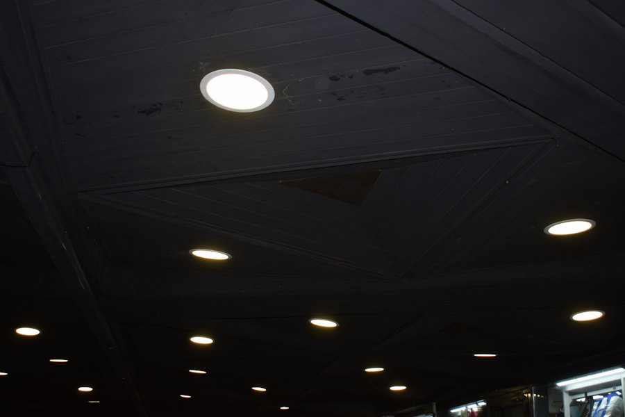 Runde Einbau-Downlights in einer dunklen Decke