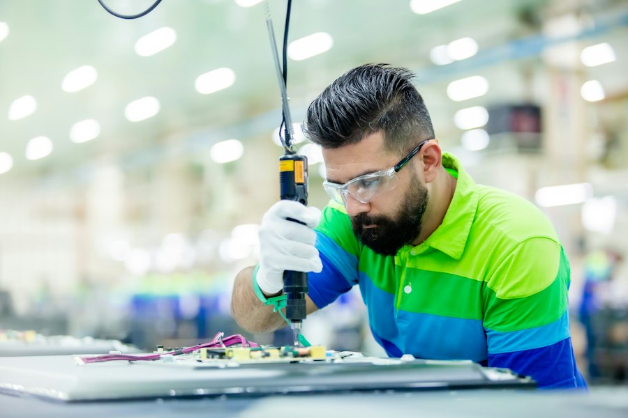 Techniker prüft ein elektronisches Produkt