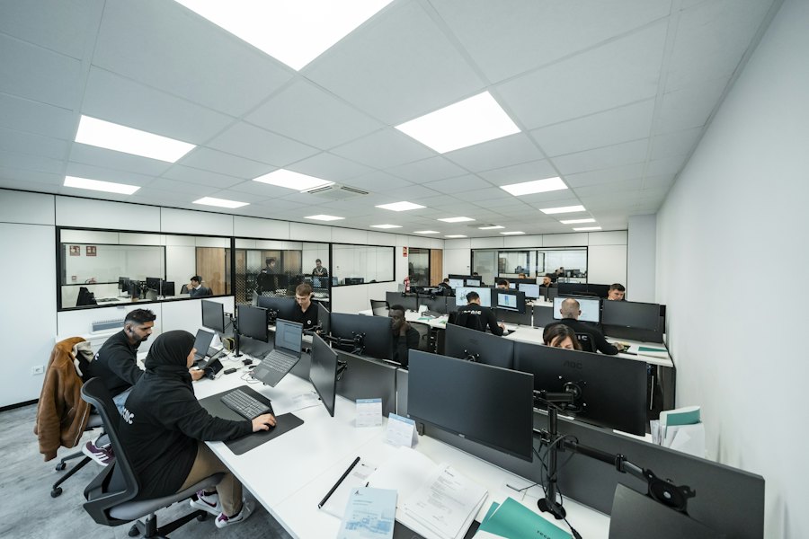 Büro mit Bildschirmarbeitsplätzen unter LED-Panels