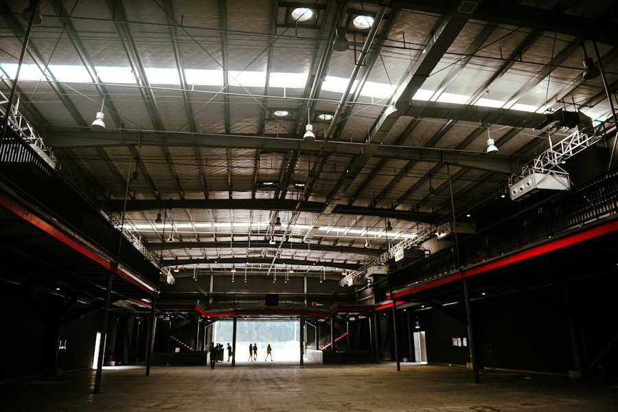 Industriehalle mit Beleuchtung an der Decke