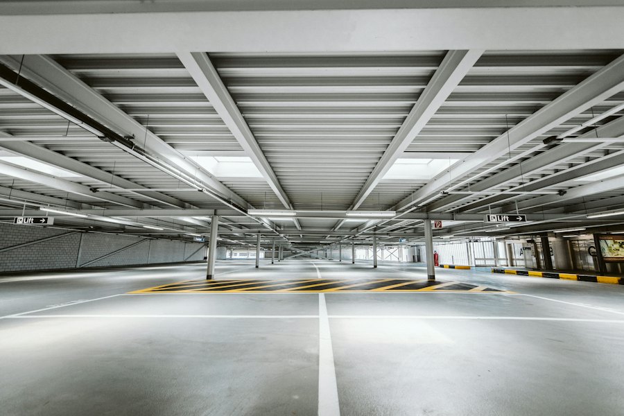 Parkhaus mit langen Feuchtraumleuchten an der Decke