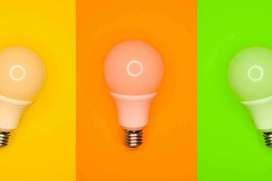 Drei LED-Lampen vor einem farbigen Hintergrund