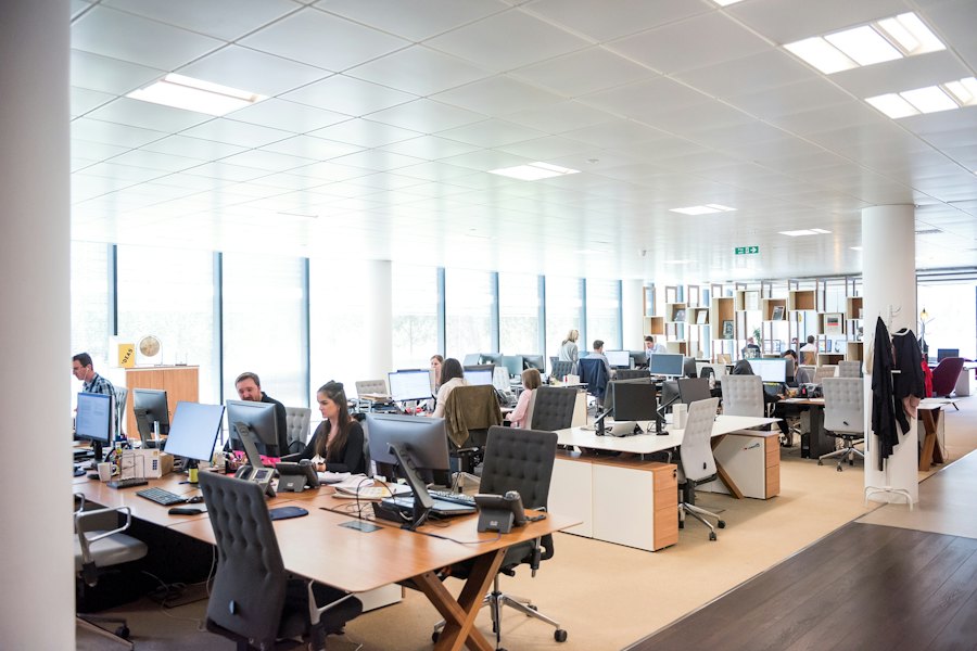 Großes Büro mit Deckenbeleuchtung