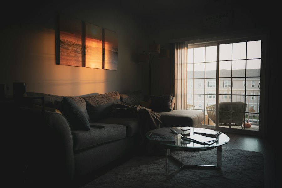 Wohnzimmer mit gedimmtem, stimmungsvollem Licht