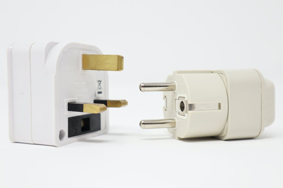 Zwei Stecker von Netzkabeln
