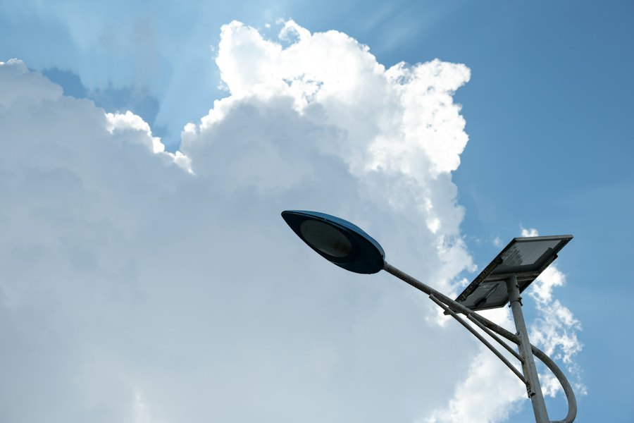 Solar-Straßenleuchte mit Solarmodul vor blauem Himmel
