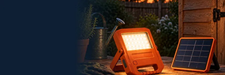 Solar-LED-Baustrahler mit Solarpanel