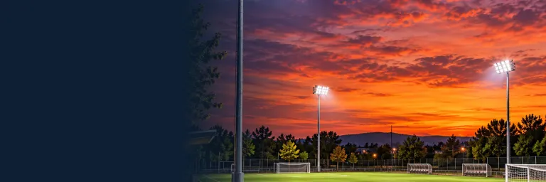 LED-Sportplatzbeleuchtung auf einem Fußballplatz