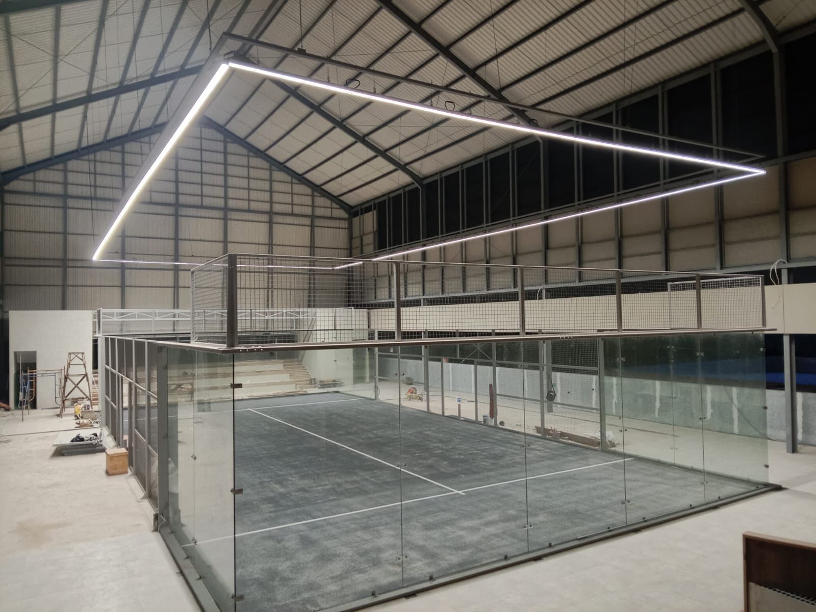 Padelplätze mit linearer LED-Lichtlinienbeleuchtung (1)