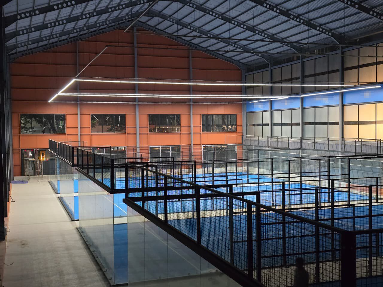 Padelplätze mit linearer LED-Lichtlinienbeleuchtung (2)