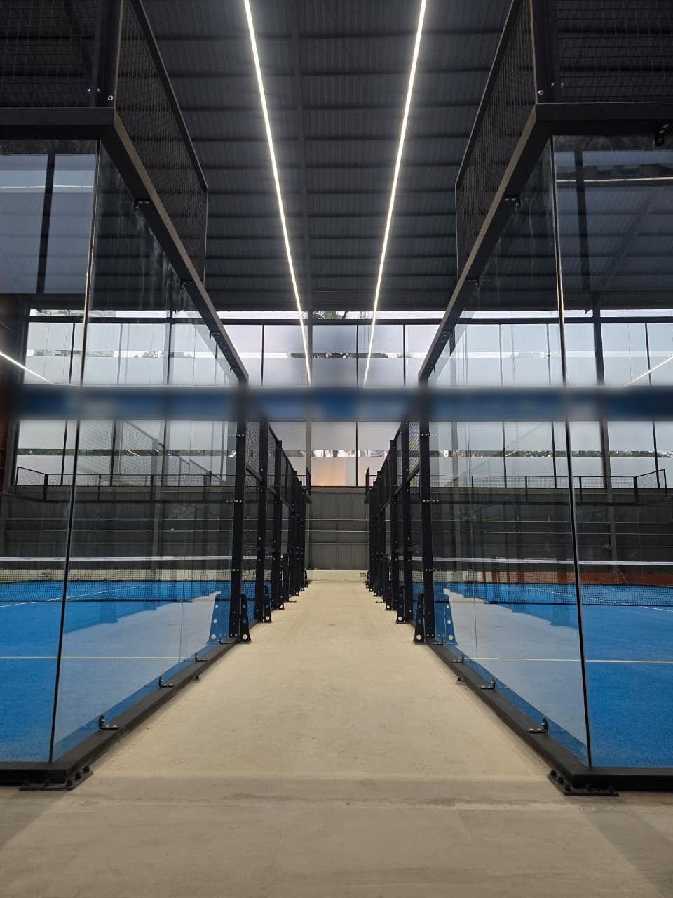 Padelplätze mit linearer LED-Lichtlinienbeleuchtung (3)