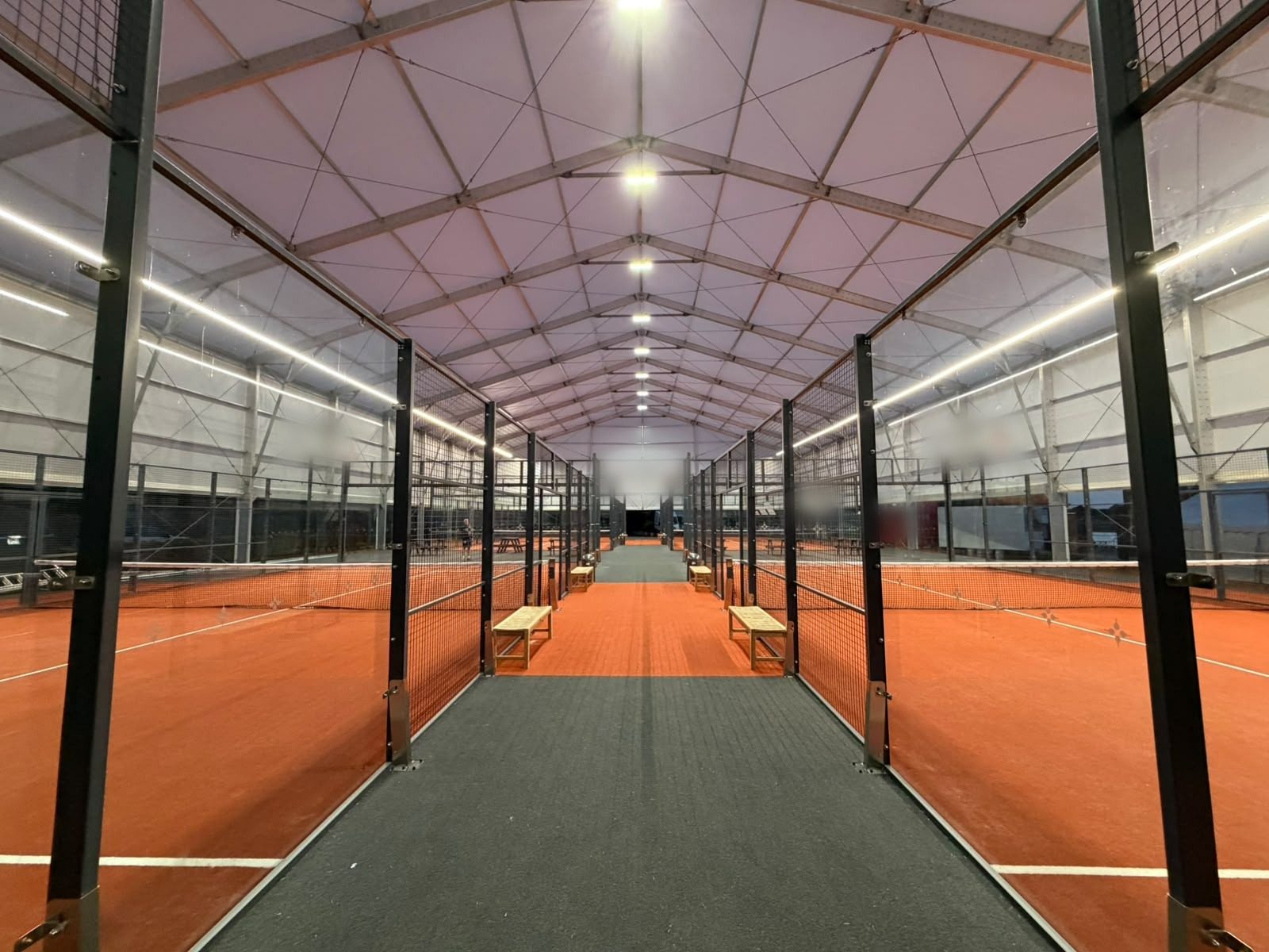 Padelplätze mit linearer LED-Lichtlinienbeleuchtung (4)