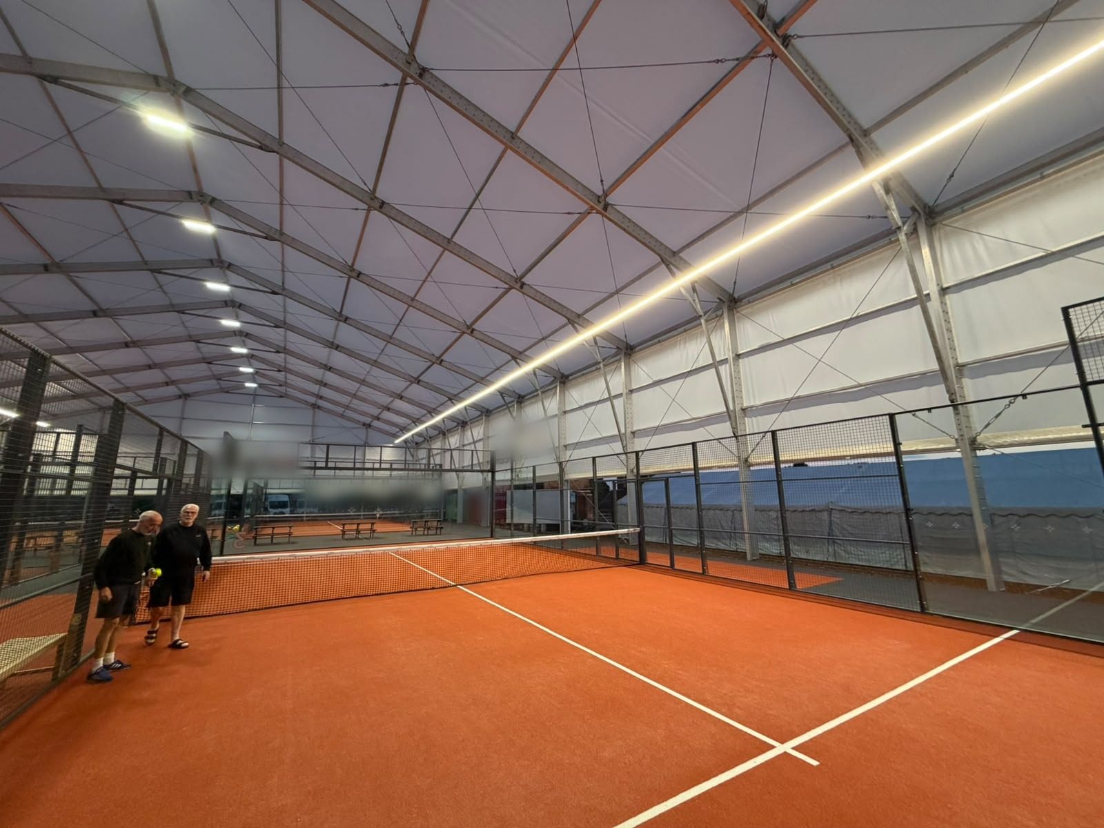 Padelplätze mit linearer LED-Lichtlinienbeleuchtung (5)